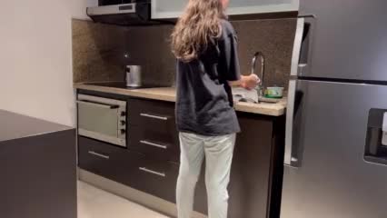 妻子在厨房洗碗时用舌头用力操，让她在踏步前高潮